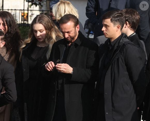Michel Ferracci et ses fils Enzo, Mael et Milla Savarese, la fille d'Emilie Dequenne quittant les funérailles de l'actrice belge Emilie Dequenne au crématorium du cimetière du Père Lachaise à Paris, France, le 26 mars 2025. Emilie Dequenne, qui avait remporté le prix de la meilleure actrice au Festival de Cannes en 1999 pour son premier rôle dans le film Rosetta des Dardenne, est décédée à l'âge de 43 ans des suites d'un cancer rare des glandes surrénales. Photo by Jerome Domine/ABACAPRESS.COM