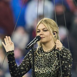 Il est long le chemin parcouru. Elle a beau n'avoir que 28 ans, Louane peut déjà se retourner sur un sacré début d'aventure. 

La chanteuse Louane (Louane Emera), représentante de la France au concours de l'Eurovision, interpréte pour la première fois son titre maman, en hommage à sa mère décédée lorsqu'elle avait 17 ans, devant les 80 000 spectateurs, suspendue sur une plateforme, plusieurs mètres au-dessus de la pelouse et des musiciens, du Stade de France à la mi-temps du match du Tournoi des Six Nations opposant la France à l'Écosse, à Saint-Denis, Seine Saint-Denis, France. © Cyril Moreau/Bestimage