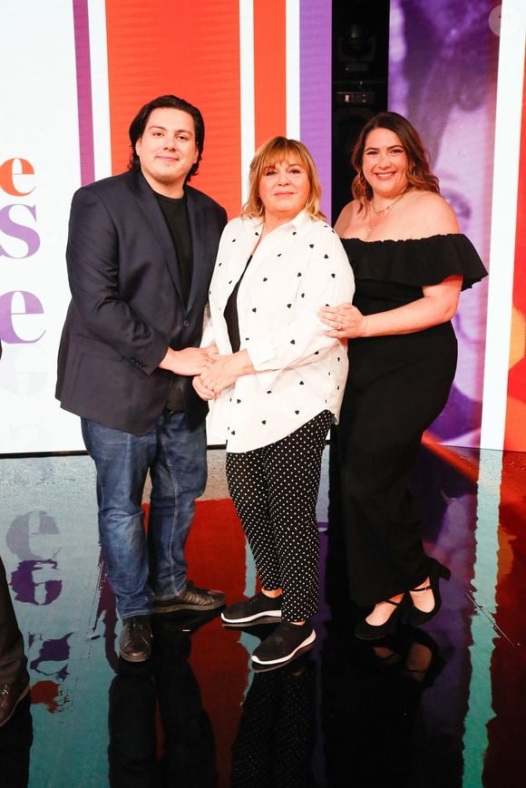 Exclusif - Michèle Bernier et ses enfants Enzo et Charlotte Gaccio lors du backstage de l'enregistrement de l'émission "Famille je vous aime" présentée par M. Drucker et qui sera diffusée le 13 juin 2025 sur France 3, aux Studios rive gauche à Paris, France, le 14 avril 2025. © Clovis-Gaffiot/Bestimage