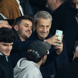 Nicolas Sarkozy dans les tribunes lors du match de Ligue 1 McDonald's "PSG - Auxerre (2-0)" au Parc des Princes à Paris, le 27 septembre 2025.
© Cyril Moreau/Bestimage