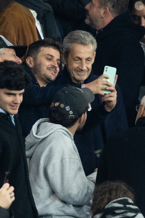 Nicolas Sarkozy dans les tribunes lors du match de Ligue 1 McDonald's "PSG - Auxerre (2-0)" au Parc des Princes à Paris, le 27 septembre 2025.
© Cyril Moreau/Bestimage
