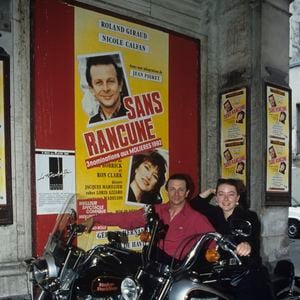 En France, à Paris, au théâtre du Palais Royal, Roland Giraud et sa fille Géraldine en mai 1992.