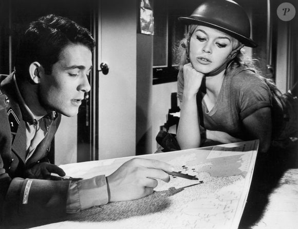 Jacques Charrier, Brigitte Bardot, dans le film ''Babette s'en va-t-en guerre'', en 1959. © Jt Vintage/Glasshouse/Zuma Press/Bestimage