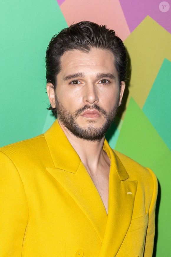 Quant aux fans, certains se disent déroutés, d'autres ravis de retrouver deux figures iconiques dans un registre inattendu.

Kit Harington au photocall du défilé Louis Vuiton lors de la Fashion Week Homme automne-hiver 2023/24 de Paris, France, le 19 janvier 2023. © Olivier Borde/Bestimage