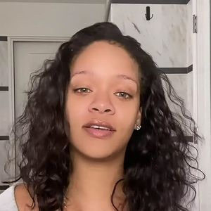 Rihanna présente sa routine de soins avec les produits de sa marque Fenty Skin, le 24 novembre 2020.

©BestImage