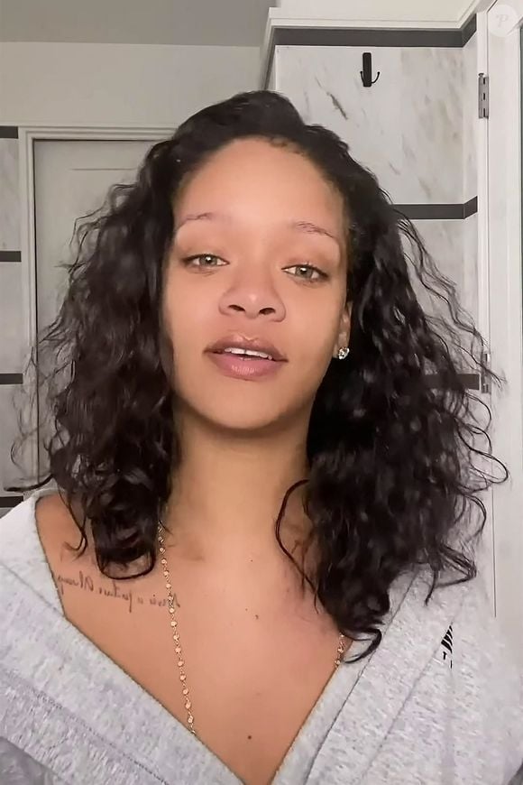 Rihanna présente sa routine de soins avec les produits de sa marque Fenty Skin, le 24 novembre 2020.

©BestImage