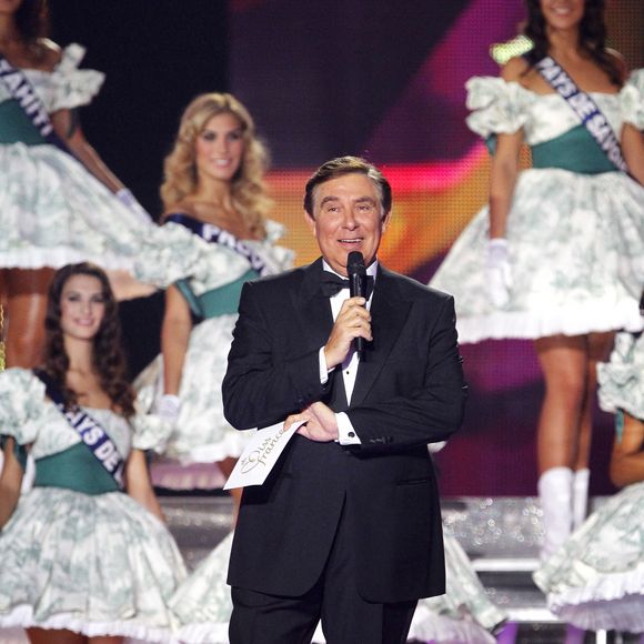 Les candidates à Miss France 2012 et l'animateur Jean-Pierre Foucault lors de la 65e édition du concours de beauté à Brest, dans le nord-ouest de la France, le 3 décembre 2011. Photo by Patrick Bernard/ABACAPRESS.COM