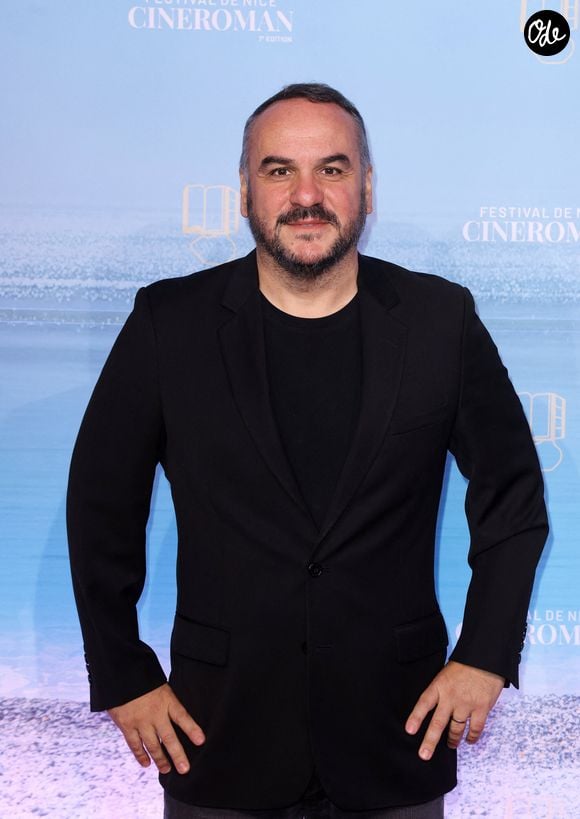 Le Figaro Magazine rapporte ainsi que le père de famille a précieusement "aménagé une chambre pour son aînée qui vit avec sa mère à Paris". 

François-Xavier Demaison - Tapis rouge lors de la 7ème édition du festival Cinéroman à Nice le 1er Octobre 2025. © Bebert-Jacovides/Bestimage