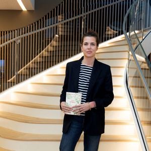 Charlotte Casiraghi était à la médiathèque Caroline, à Monaco, le 8 avril 2026, pour une rencontre dédicace autour de son essai "La Fêlure".© Bruno Bebert / Bestimage