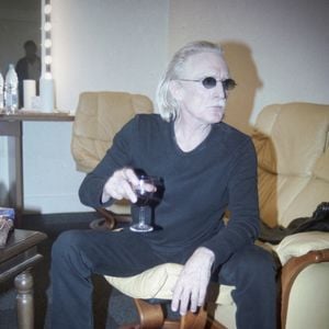 Photo d'archives du 10 mars 2002 du chanteur Christophe dans les coulisses d'un concert privé à l'Olympia à Paris, France. Photo by APS-MediasABACAPRESS.COM