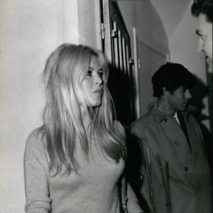 10 octobre 1966 - Incendie du studio de Boulogne : Quinze pompiers combattent les flammes au studio de Boulogne où Brigitte Bardot et Laurent Terzieff jouent dans le film ''A Coeur Joie'', en cours de réalisation. La photo montre Brigitte Bardot et Laurent Terzieff au studio de Boulogne.  (Crédit photo : © Keystone Press Agency/ZUMA Press Wire)