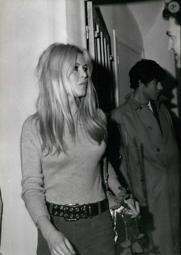 10 octobre 1966 - Incendie du studio de Boulogne : Quinze pompiers combattent les flammes au studio de Boulogne où Brigitte Bardot et Laurent Terzieff jouent dans le film ''A Coeur Joie'', en cours de réalisation. La photo montre Brigitte Bardot et Laurent Terzieff au studio de Boulogne.  (Crédit photo : © Keystone Press Agency/ZUMA Press Wire)