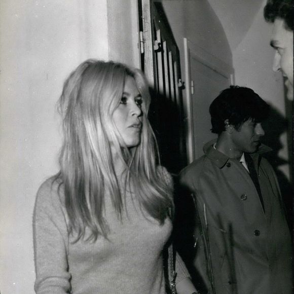 10 octobre 1966 - Incendie du studio de Boulogne : Quinze pompiers combattent les flammes au studio de Boulogne où Brigitte Bardot et Laurent Terzieff jouent dans le film ''A Coeur Joie'', en cours de réalisation. La photo montre Brigitte Bardot et Laurent Terzieff au studio de Boulogne.  (Crédit photo : © Keystone Press Agency/ZUMA Press Wire)