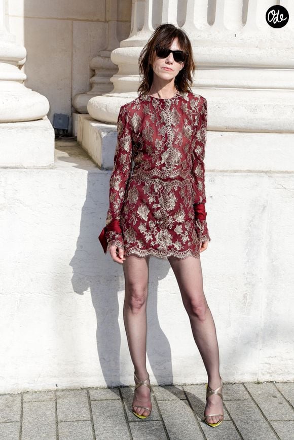Charlotte Gainsbourg aux arrivées du deuxième défilé de mode Saint Laurent Prêt à Porter Collection Homme Printemps/Été 2027 lors de la Fashion Week de Paris à la Bourse de Commerce - Pinault Collection, à Paris, France, le 23 juion 2026. © Olivier Borde/Bestimage