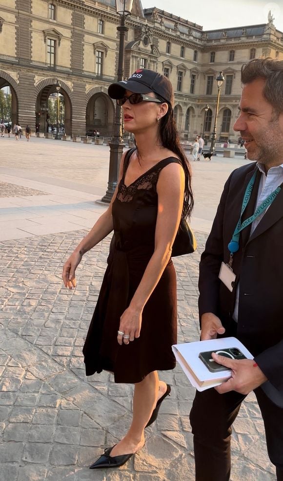 Katy Perry a bénéficié d'une visite privée du Louvre en compagnie du directeur de cabinet de la présidente Matthias Grolier le 26 juin 2024.