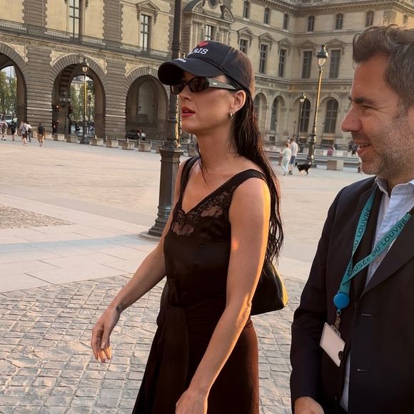 Katy Perry a bénéficié d'une visite privée du Louvre en compagnie du directeur de cabinet de la présidente Matthias Grolier le 26 juin 2024.