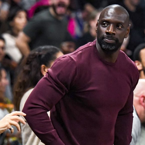 Omar Sy assiste au match du Paris Basketball, battu par le Žalgiris Kaunas, lors de la 15e journée de l'Euroligue à Paris, le 11 décembre 2025. 

© Baptiste Autissier / PsnewZ / Bestimage