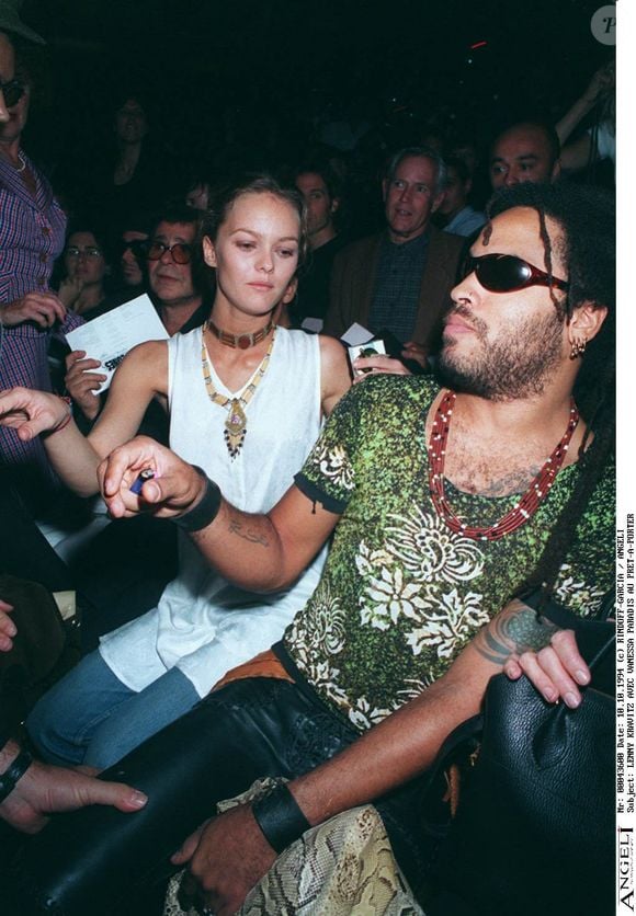 À l'époque, Vanessa Paradis venait de terminer Variations sur le même t'aime que lui avait écrit Serge Gainsbourg et était déjà célèbre pour le clip Tandem réalisé par Jean-Baptiste Mondino.

Archives : Vanessa Paradis et Lenny Kravitz au défilé de mode Vivienne Westwood en 1995. @RINDOFF-GARCIA / BESTIMAGE