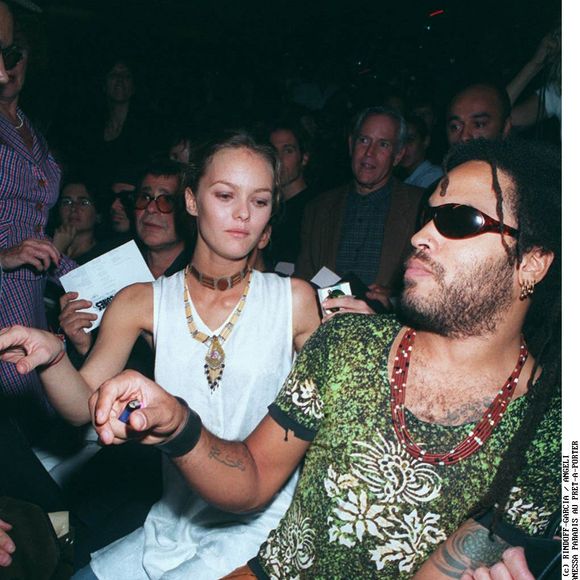 À l'époque, Vanessa Paradis venait de terminer Variations sur le même t'aime que lui avait écrit Serge Gainsbourg et était déjà célèbre pour le clip Tandem réalisé par Jean-Baptiste Mondino.

Archives : Vanessa Paradis et Lenny Kravitz au défilé de mode Vivienne Westwood en 1995. @RINDOFF-GARCIA / BESTIMAGE