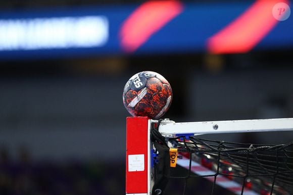 Selon "Le Parisien", elle a "été hospitalisée en urgence absolue à l’hôpital d’Instruction des Armées Laveran, dans le XIIIe arrondissement de Marseille."

Match de Handball : Le HBC Nantes s’incline lourdement contre Berlin en European League le 30 avril 2024.

© Kevin Domas / Panoramic / Bestimage
