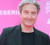 Celle-ci incarne Rose, la sorcière du village, tandis que son compagnon prête ses traits au policier Larsan.

Benjamin Baroche sur le pink carpet lors du festival Canneseries saison 8 au palais des festivals à Cannes le 27 avril 2025. © Denis Guignebourg / Bestimage