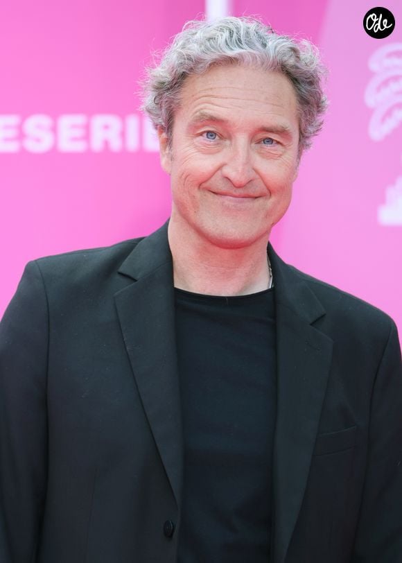 Celle-ci incarne Rose, la sorcière du village, tandis que son compagnon prête ses traits au policier Larsan.

Benjamin Baroche sur le pink carpet lors du festival Canneseries saison 8 au palais des festivals à Cannes le 27 avril 2025. © Denis Guignebourg / Bestimage