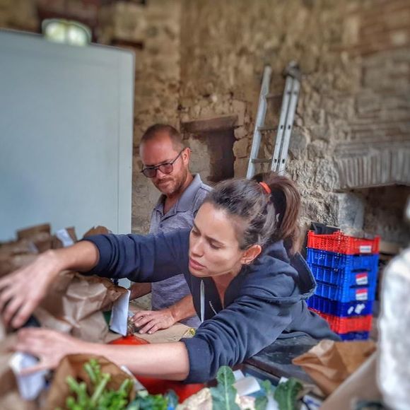 Lucie Lucas dans son petit village breton de Plorec