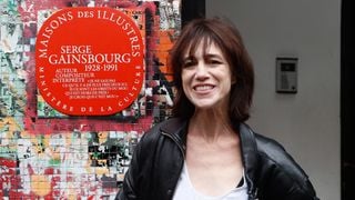 Malgré les dettes abyssales de la Maison Gainsbourg, sa fille Charlotte ne lâche rien et donne des nouvelles