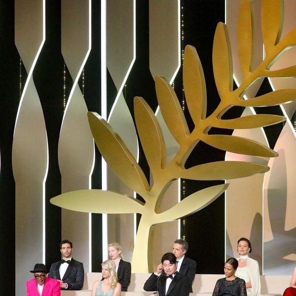 Tahar Rahim, Spike Lee, Jessica Hausner, Mélanie Laurent, Kleber Mendonca Filho, Kang-Ho Song, Maggie Gyllenhaal, Mati Diop et Mylène Farmer - Cérémonie d'ouverture du 74ème Festival International du Film de Cannes. Le 6 juillet 2021
© Borde-Jacovides-Moreau / Bestimage