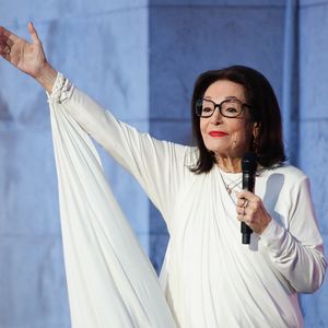 Exclusif - Nana Mouskouri - Emission "Le concert pour la paix" sur les Champs-Elysées à Paris, retransmis en direct sur France 2, le 8 mai 2025. © Christophe Clovis - Pierre Perusseau / Bestimage