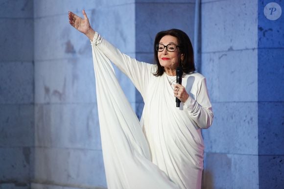 Exclusif - Nana Mouskouri - Emission "Le concert pour la paix" sur les Champs-Elysées à Paris, retransmis en direct sur France 2, le 8 mai 2025. © Christophe Clovis - Pierre Perusseau / Bestimage