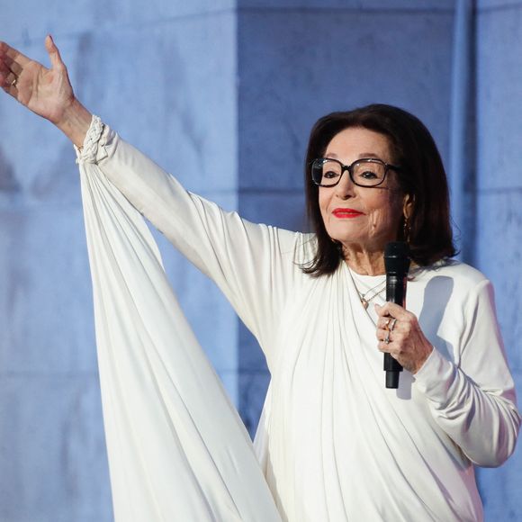 Exclusif - Nana Mouskouri - Emission "Le concert pour la paix" sur les Champs-Elysées à Paris, retransmis en direct sur France 2, le 8 mai 2025. © Christophe Clovis - Pierre Perusseau / Bestimage