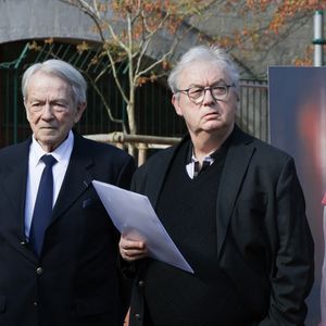 Exclusif - Aude (soeur de Charlotte Valandrey) , Jean-Pierre Pascal (Père de Charlotte Valandrey) et Dominique Besnehard lors de la cérémonie de dénomination d’un jardin en hommage à Charlotte Valandrey, au 17 rue Hector Malot dans le XIlème arrondissement de Paris, France, le 4 avril 2025. © Coadic Guirec/Bestimage