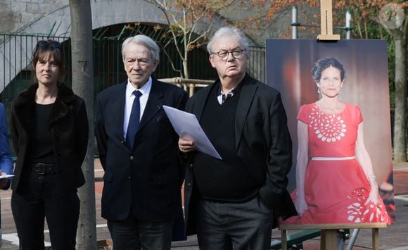 Exclusif - Aude (soeur de Charlotte Valandrey) , Jean-Pierre Pascal (Père de Charlotte Valandrey) et Dominique Besnehard lors de la cérémonie de dénomination d’un jardin en hommage à Charlotte Valandrey, au 17 rue Hector Malot dans le XIlème arrondissement de Paris, France, le 4 avril 2025. © Coadic Guirec/Bestimage