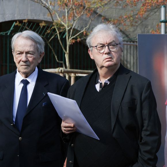 Exclusif - Aude (soeur de Charlotte Valandrey) , Jean-Pierre Pascal (Père de Charlotte Valandrey) et Dominique Besnehard lors de la cérémonie de dénomination d’un jardin en hommage à Charlotte Valandrey, au 17 rue Hector Malot dans le XIlème arrondissement de Paris, France, le 4 avril 2025. © Coadic Guirec/Bestimage