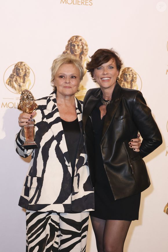 Muriel Robin (Molière d'honneur) et sa femme Anne Le Nen - Photocall des lauréats de la 37ème Nuit des Molières aux Folies Bergère à Paris le 4 mai 2026.

© Jack Tribeca / Bestimage