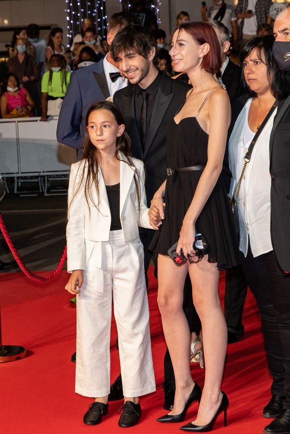 “Avant, il y avait tellement de peine, c’était tellement douloureux, que même à mes enfants, je ne pouvais pas parler de mon père”, ajoute Charlotte Gainsbourg

Alice, Ben et Joe Attal (les enfants de Charlotte Gainsbourg) - Montée des marches du film «Jane par Charlotte» lors du 74ème Festival International du Film de Cannes. Le 7 juillet 2021. © Borde-Jacovides-Moreau / Bestimage