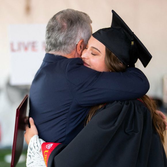 Le roi Abdallah II et la reine Rania, la princesse Iman et M. Jameel Thermiotis avec la princesse Salma lors de sa remise de diplôme à l'Université de Californie du Sud Los Angeles,12 mai 2023 Photo : Cour royale hachémite / Albert Nieboer / dpa/ABACAPRESSS.COM Point de Vue OUT