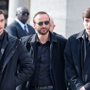Les proches d'Emilie Dequenne étaient rassemblés au crématorium du Père-Lachaise ce mercredi pour l'honorer. Son mari Michel Ferracci était bien entendu présent.

Le veuf Michel Ferracci et ses fils Enzo et Maël aux arrivées des obsèques d'Emilie Dequenne au cimetière Père Lachaise à Paris, France. © Dominique Jacovides/Bestimage