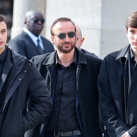 Les proches d'Emilie Dequenne étaient rassemblés au crématorium du Père-Lachaise ce mercredi pour l'honorer. Son mari Michel Ferracci était bien entendu présent.

Le veuf Michel Ferracci et ses fils Enzo et Maël aux arrivées des obsèques d'Emilie Dequenne au cimetière Père Lachaise à Paris, France. © Dominique Jacovides/Bestimage