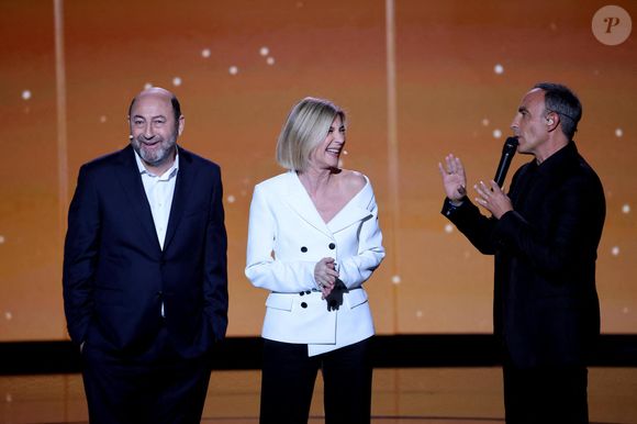 Exclusif - Kad Merad, Michele Laroque et Nikos Aliagas lors de l'enregistrement de l'émission "La chanson secrète N°14", présentée par N.Aliagas et diffusée le 26 décembre sur TF1, consacrée à Michele Laroque et Kad Merad à Paris le 9 décembre 2025. © Jacovides-Moreau/Bestimage