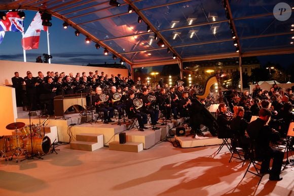 Exclusif - Le choeur de l'armée française et l'orchestre de la Garde Républicaine - Emission "Le concert pour la paix" sur les Champs-Elysées à Paris, retransmis en direct sur France 2, le 8 mai 2025. © Christophe Clovis - Pierre Perusseau / Bestimage
