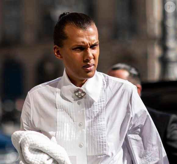 Exclusif - Le chanteur Stromae (Paul van Haver) et sa femme Coralie Barbier rentrent à l'hôtel Ritz après le défilé Chanel à Paris le 4 octobre 2022.