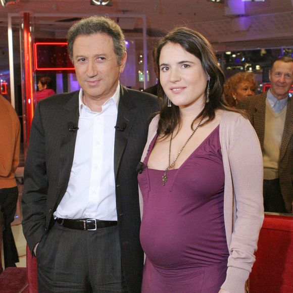 Parmi ses trois enfants, ses aînés Astor et Tara, semblent déjà se diriger comme elle vers des études secondaires et des carrières intellectuelles.

Mazarine Pingeot, enceinte, pose avec le présentateur de télévision Michel Drucker, après l'enregistrement de l'émission de Drucker 'Vivement Dimanche' au Studio Gabriel à Paris, le 9 mars 2005. Photo par Jean-Jacques Datchary/Abaca