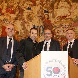 Exclusif - Richard Orlinski, entouré de Laurent Nunes, préfet de Police de Paris, Fabrice Gardon, directeur de la PJ parisienne et Pascal Carreau, actuel chef de la BRB - Soirée des 50 ans de la BRB (Brigade de Repression du Banditisme) au Cercle de l'Union Interalliée à Paris le 12 février 2025.Le 12 février ,  la BRB (Brigade de Répression du Banditisme) a fêté ses 50 ans dans les salons prestigieux du Cercle Interallié rue du Faubourg St Honoré, en la présence de L.Nunes, préfet de police de Paris et de F.Gardon, directeur de la PJ parisienne ainsi que le chef actuel de la BRB, P.Carreau. 
Anciens et actuels policiers de cette brigade mythique sont venus en nombre afin de partager ces moments de convivialité et de nostalgie. 
Plusieurs figures illustres de commissaires qui l’ont dirigée ont également répondu présents, tel F.Péchenard, C.Gallo, J.Querry, JJ.Herlem, M.Monteil ou encore JP Birot, ainsi que l’ancien directeur PJ, C.Flaesch. 
Parmi les quelques personnalités qui ont accepté l’invitation, R.Orlinski, le célèbre sculpteur, qui a créé pour l’occasion une magnifique œuvre collector, un lion noir avec un rubis en motif  incarnant l’emblème de la BRB, suscitant l’admiration des invités et l’immense reconnaissance. 
A.Terzian et son associé à la production E.Gateau étaient de la fête ainsi que S.Tortora (Sport6), la journaliste   P.Tourancheau et le très médiatique R.Manna du syndicat Alliance Police. 
Tous les groupes de la brigade , y compris les aînés , sont montés un par un sur la scène pour une photo souvenir de famille. 

© Didier Sabardin / Bestimage