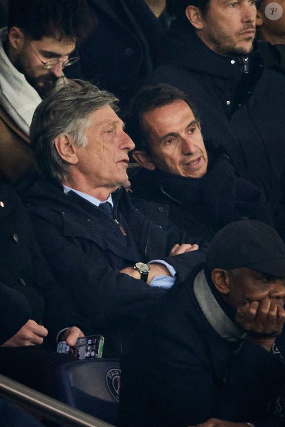 Nicolas de Tavernost, Alexandre Bompar - Célébrités dans les tribunes lors du match de Ligue 1 McDonald's opposant le Paris Saint-Germain (PSG) à l'Olympique de Marseille (OM) - (3-1) au Parc des Princes à Paris le 16 mars 2025. © Cyril Moreau/Bestimage