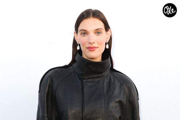 Ce mercredi 5 août 2026, la chanteuse canadienne a dévoilé quelques clichés de leur escapade en amoureux, placée sous le signe de la simplicité.

Charlotte Cardin pose en backstage de l'émission "C à vous" lors du 79ème Festival International du Film de Cannes le 14 mai 2026. © Jack Tribeca/Bestimage
