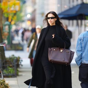 Irina Shayk dans les rues de New York avec son sac Hermès Birkin.
© Bestimage
