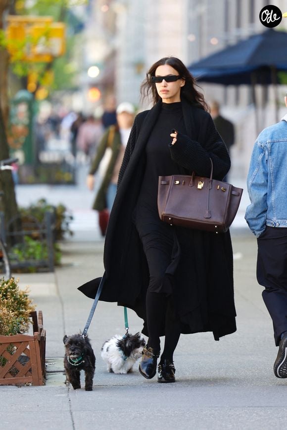 Irina Shayk dans les rues de New York avec son sac Hermès Birkin.

© Bestimage