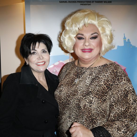 Exclusif - Liane Foly, Thierry Wilson (alias Zize Dupanier) - People au spectacle "Zize Best-Of" au Théâtre des Mathurins à Paris le 30 novembre 2022. T. Wilson alias Zize fait aujourd’hui partie de cette filiation et tradition de comiques gaillards provençaux pittoresques, au verbe haut et à la plaisanterie truculente et poivrée. T. Wilson  est, en effet, un pur produit régional et non pas un comique ersatz, né à Marseille en 1971. Après des études dans l’hôtellerie, il s’oriente en 1988 très vite vers sa passion - le théâtre- et s’inscrit à Marseille au cours du conservatoire d’I. Lamberton, professeur d’art dramatique. Après un stage au cours Florent avec R.Acquaviva et un master class avec T.Shelton, il s’éprend viscéralement pour le Music-Hall.  Il s’oriente alors vers les scènes des cabarets et débute comme transformiste chez Madame Arthur en 1989, le célèbre cabaret face à Michou à Paris, rue des Martyrs.
Il ramène la célèbre Coccinelle au Casino de Paris avec P.Sevran dans un spectacle de chansons Française intitulé « Paris Casino » pour Chorus Productions en 1990. Après avoir embrassé un grand succès dans la capitale,  le spectacle connut ses grandes heures de gloire à l’international durant 5 ans. En 1996,  il épouse Coccinelle et ouvrent ensemble le Cabaret « Chez Coccinelle » à Marseille. Puis, Thierry Wilson s’orienta pour parfaire son art vers une école de maquillages artistiques : l’école C. Chauveau et devint du coup maquilleur professionnel en 1998. Sa maîtrise de maquilleur en poche, il revint à la capitale Chez Michou en créant de nouveaux personnages au sein du célèbre cabaret à l’instar de L. Fabian, T. Aréna, M.Robin, H. Ségara…  En 2005, il créé « La Table de Loulou » à Marseille et les spectacles « Cabaret Loulou ».
C’est JJ Debout qui alors écrivit le thème original du spectacle.
C’est à cette époque qu’il crée le personnage de Zize, une caricature outrancière de la « cagole » marseillaise.
En 2009,  le metteur en scène R.Acquaviva, vint le voir au Cabaret Loulou et, séduit par son personnage truculent, l’orienta vers le théâtre.
En 2010, le One Miss Show « Zize 100% Marseillaise » est un succès au théâtre du Têtard à Marseille, confortant sa notoriété marseillaise.
Le spectacle sera joué à Paris en 2012 à La Comédie des boulevards avec un appui de poids pour la mise en scène et l’adaptation parisienne : celui de JC Dreyfus.
Le Festival d’Avignon en Juillet 2014 au Laurette Théâtre, le Théâtre La Cible à Paris, l’émission « Les Grands du Rire » sur France 3, la première partie en Janvier 2015 de Michèle Torr à L’Olympia, le SEP’ARTY au Grand Rex de Paris, « Marseille en Lettres Capitales » au Dôme de Marseille, la première partie en Juin 2015 d’A. Roumanoff au Palais des Congrès, au Festival OFF d’Avignon en Juillet 2015 et renoue sa participation en 2016 au Théâtre le Cinévox (salle 2), entre autres…  Zize n’a eu de cesse depuis quelques années, au fil de spectacles toujours plus ciselés, de gagner ses galons de comique à l’envergure désormais nationale. Notre joyeux drille compte bien désormais s’installer confortablement et durablement dans le paysage humoristique avec son nouveau spectacle hilarant et décapant  « La Famille Mamma Mia ! ». © Marc Ausset-Lacroix/Bestimage